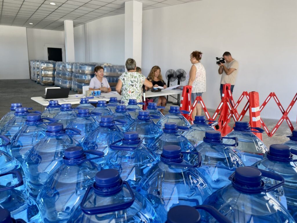 el-agua-potable-vuelve-a-los-dos-municipios-de-alicante-que-repartieron-garrafas-por-restricciones-debidas-a-la-sequia