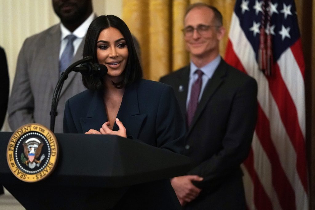 kim-kardashian-defiende-que-los-hermanos-menendez-sean-liberados:-“no-son-monstruos”