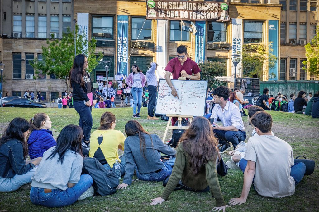 los-estudiantes-universitarios-que-niega-milei:-mas-del-40%-proviene-de-hogares-pobres