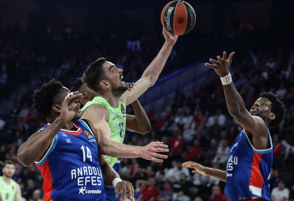 el-baloncesto-callejero-del-barcelona-desnaturaliza-al-anadolu-efes