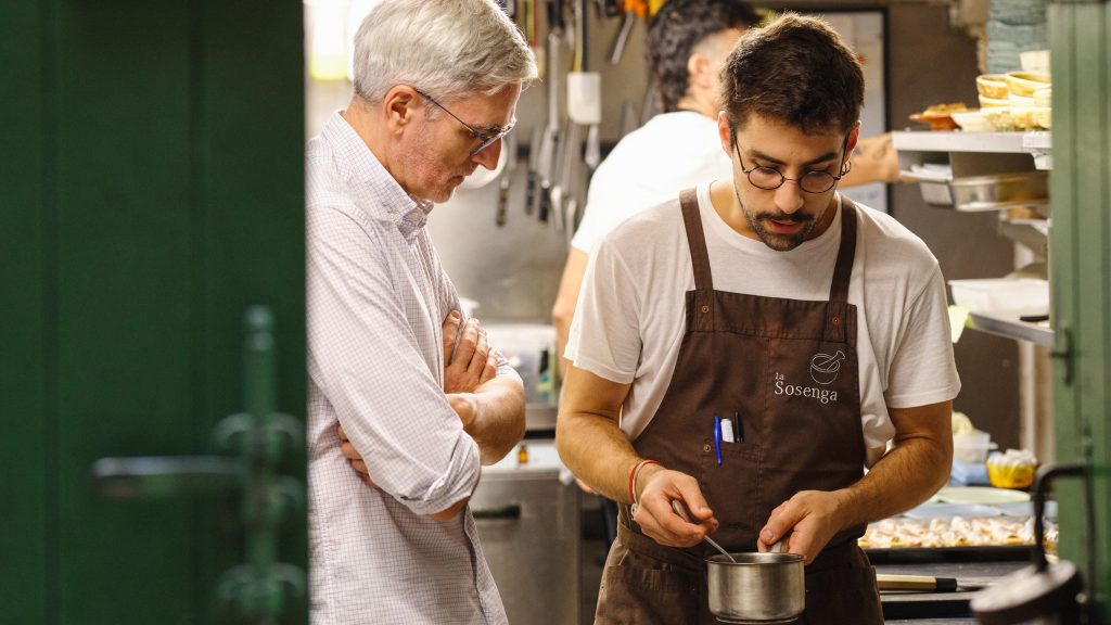 “estamos-en-estado-de-emergencia-total-con-la-cocina-casera”:-mikel-lopez-iturriaga-busca-en-barcelona-donde-esta-ahora-el-sabor-de-antes