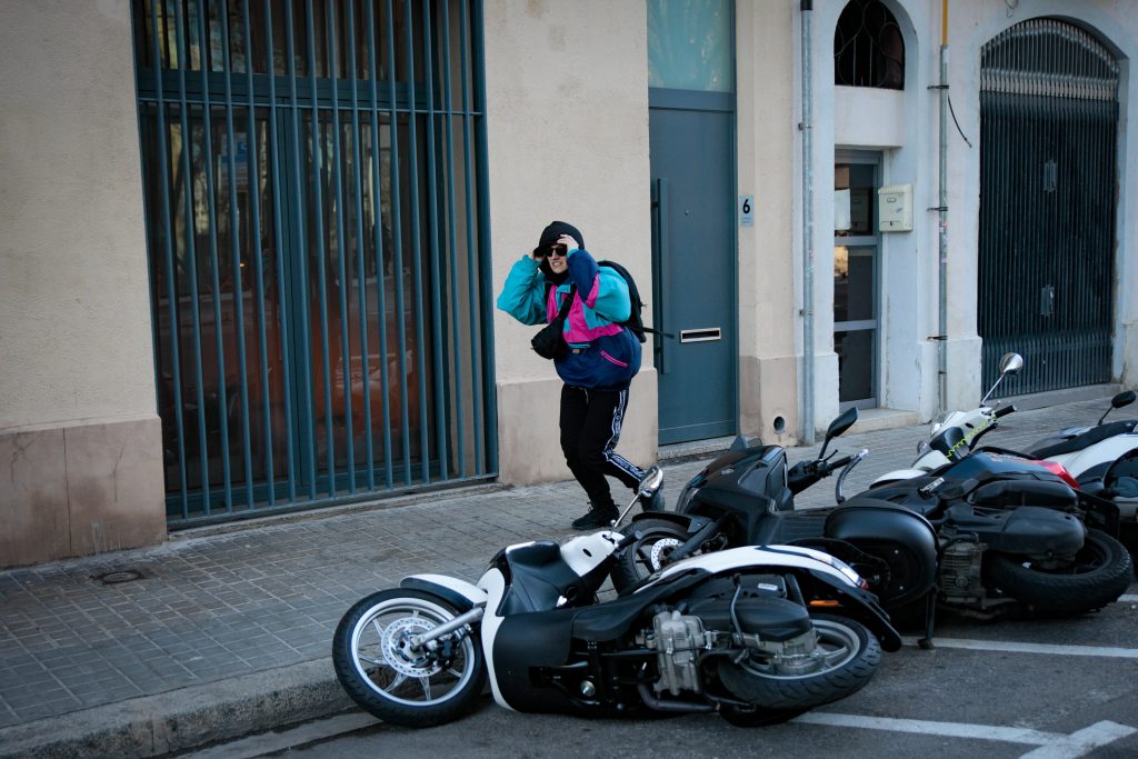 el-fuerte-viento-de-la-borrasca-caetano-dispara-las-alarmas-y-obliga-a-cerrar-los-parques-en-barcelona