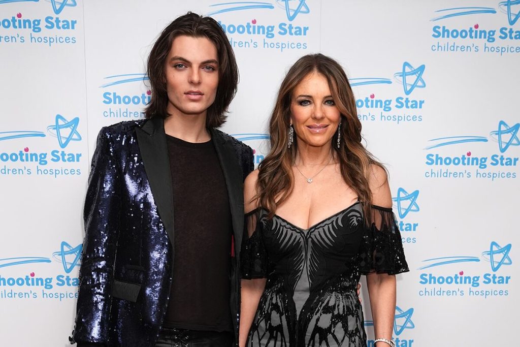 elizabeth-hurley,-vestido-gotico-con-pedreria-para-ir-a-una-gala-con-su-hijo-modelo