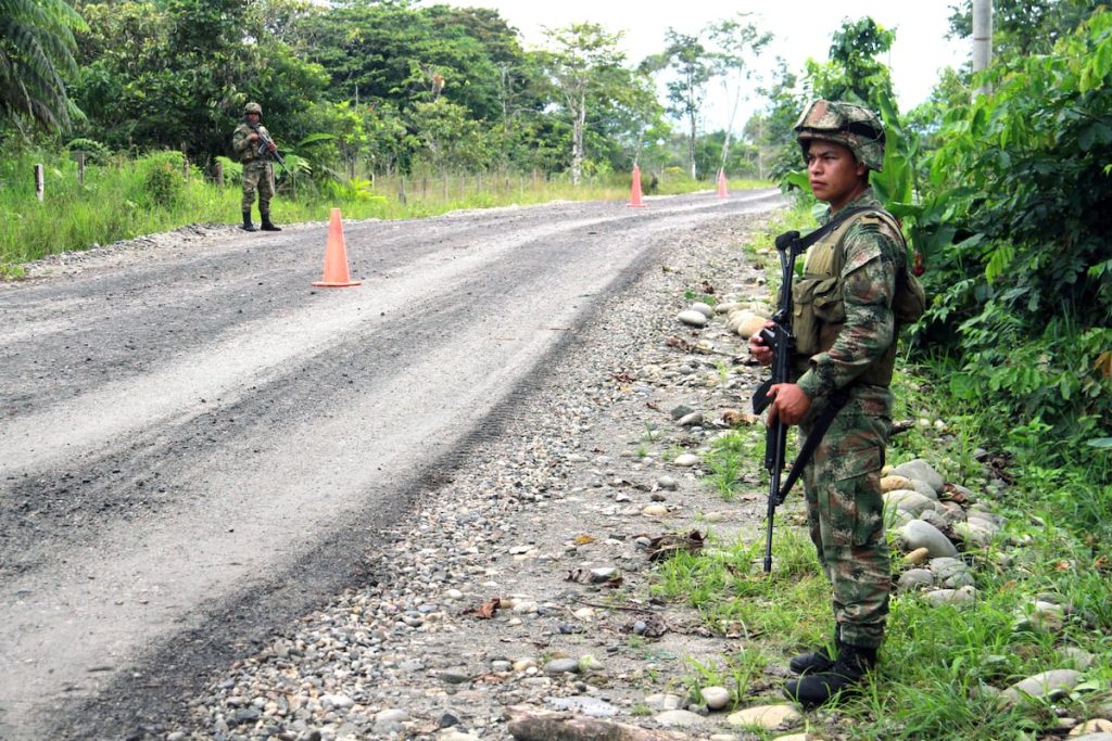 los-grupos-narcotraficantes-de-colombia-y-ecuador-se-enfrentan-en-la-frontera-amazonica-por-el-negocio-de-la-coca