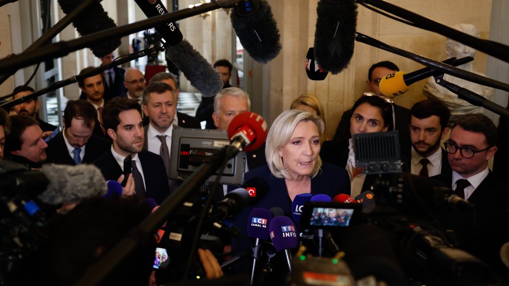 le-pen-anuncia-que-tumbara-el-gobierno-de-barnier-al-sumarse-a-la-mocion-de-censura-de-la-izquierda