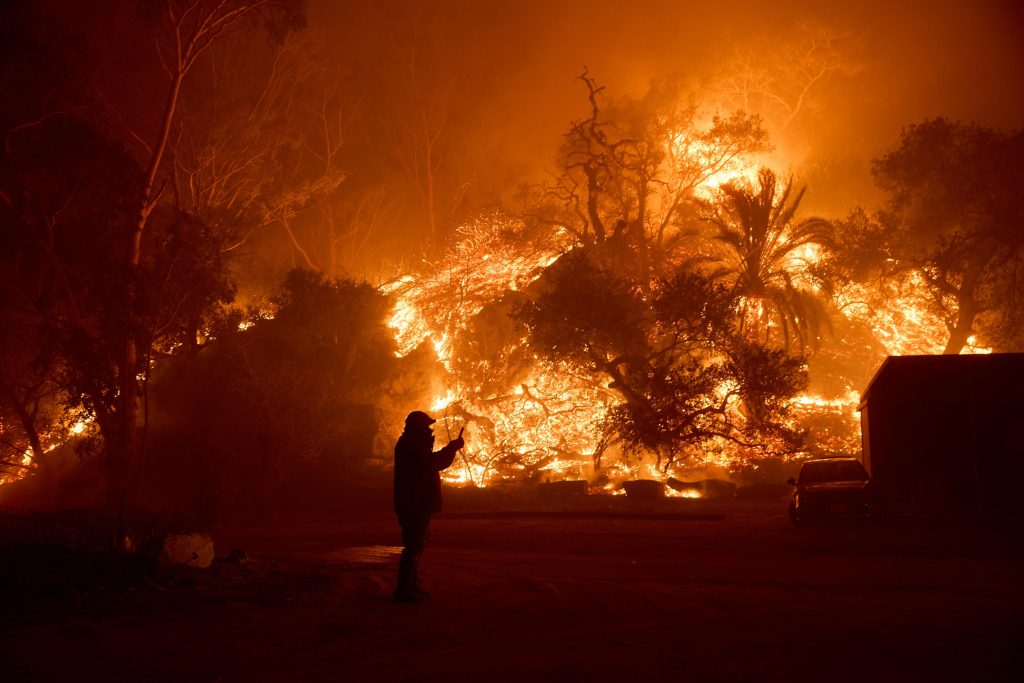 un-incendio-forestal-en-malibu-se-sale-de-control-y-provoca-la-evacuacion-de-miles-de-personas