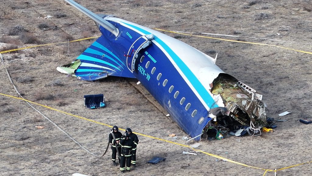 un-avion-de-pasajeros-con-67-personas-a-bordo-se-estrella-en-kazajistan