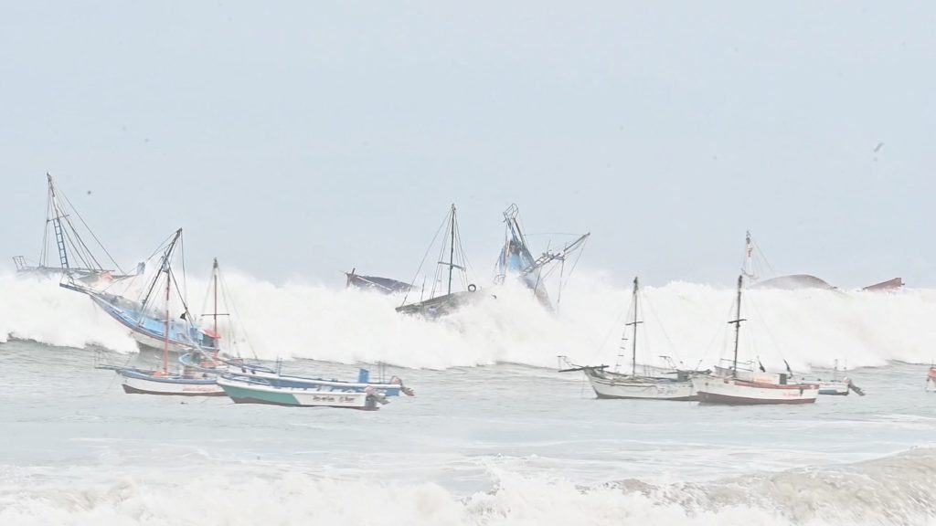 olas-de-hasta-cuatro-metros-sacuden-la-costa-peruana-y-obligan-a-clausurar-mas-de-80-puertos