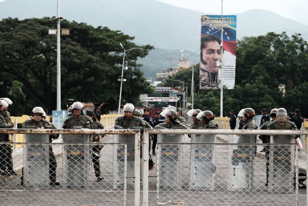 el-chavismo-blinda-la-posesion-de-maduro-con-despliegue-militar-y-cierre-de-las-fronteras