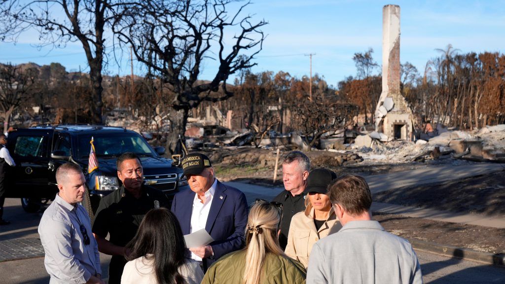 trump-matiza-su-discurso-de-division-durante-su-visita-a-los-incendios-de-california:-“no-puede-haber-una-era-dorada-sin-el-estado-dorado”