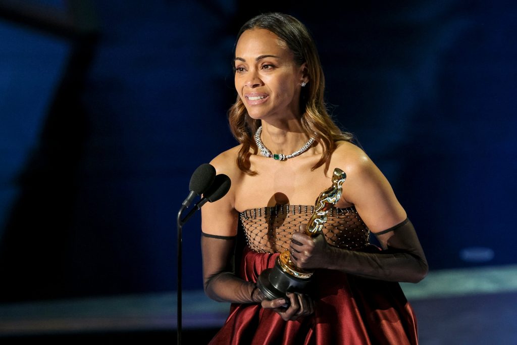 zoe-saldana-al-recibir-el-oscar-a-mejor-actriz-de-reparto:-“soy-la-orgullosa-hija-de-inmigrantes”