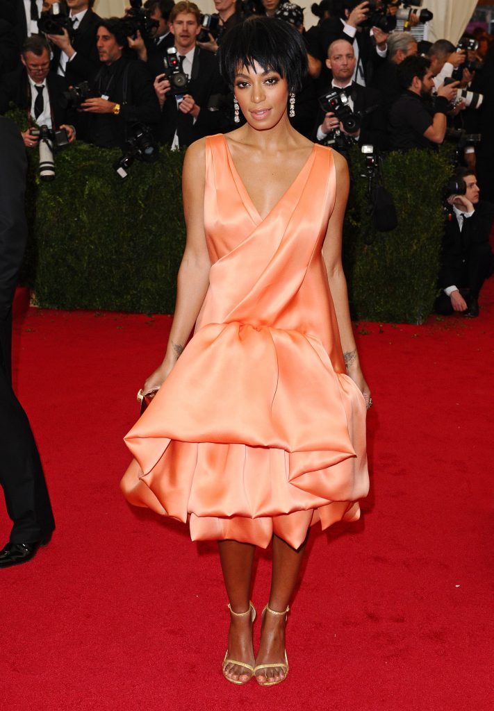 de-lady-di-paseando-en-camison-a-las-patadas-en-la-familia-de-beyonce:-los-grandes-escandalos-de-la-gala-met