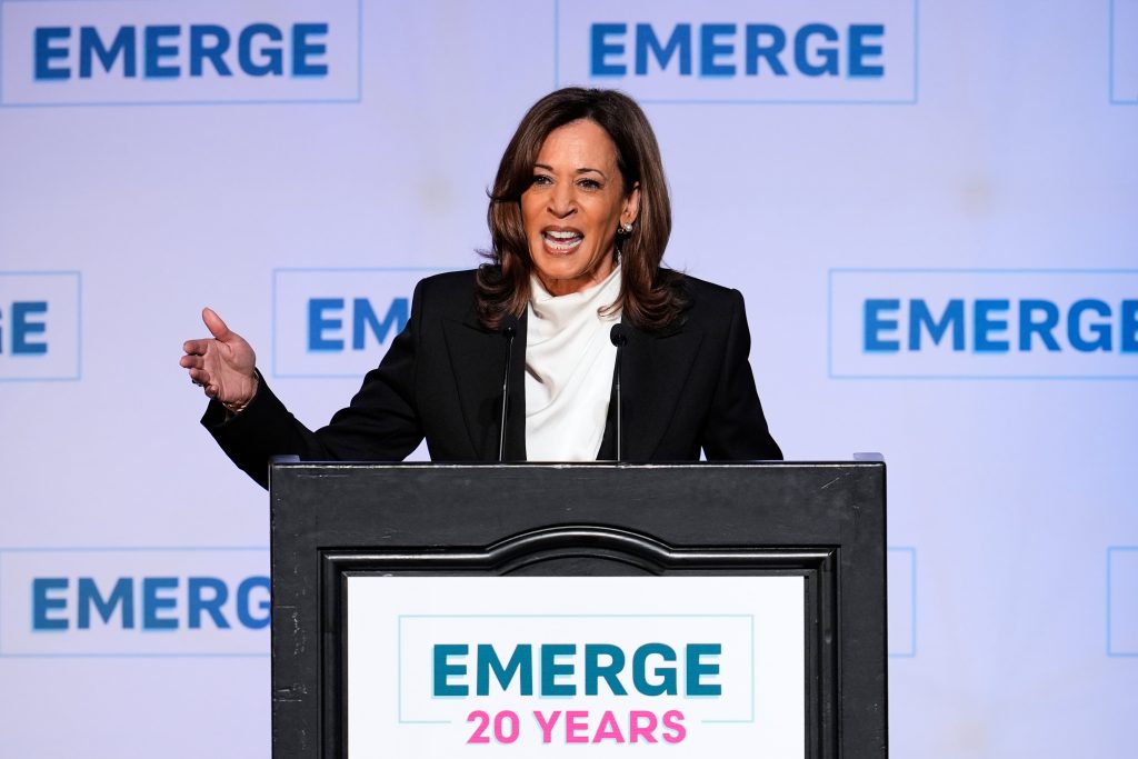 kamala-harris-reaparece-y-carga-contra-trump:-“esta-administracion-ha-abandonado-los-valores-de-estados-unidos”