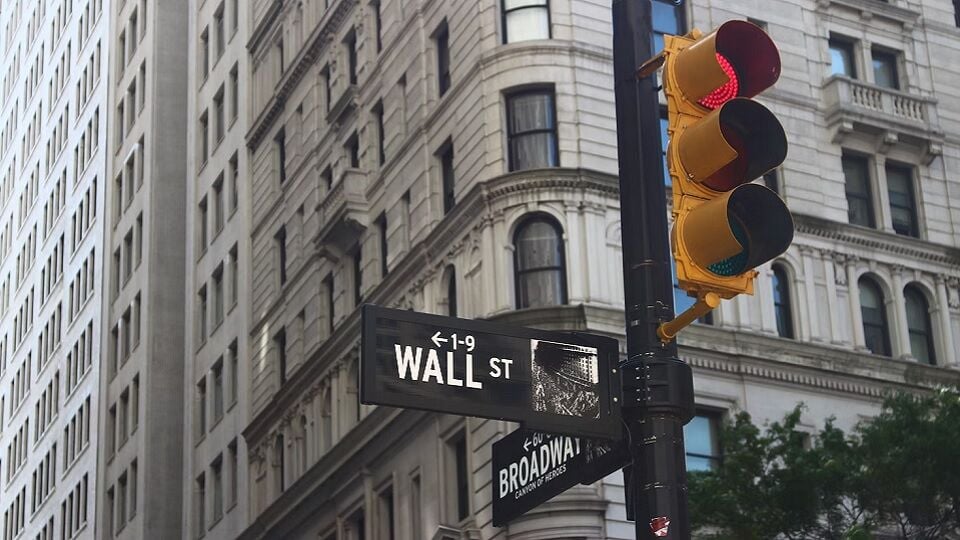 dow-jones-celebra-con-subidas-el-informe-de-empleo,-pese-a-las-caidas-de-apple-y-amazon