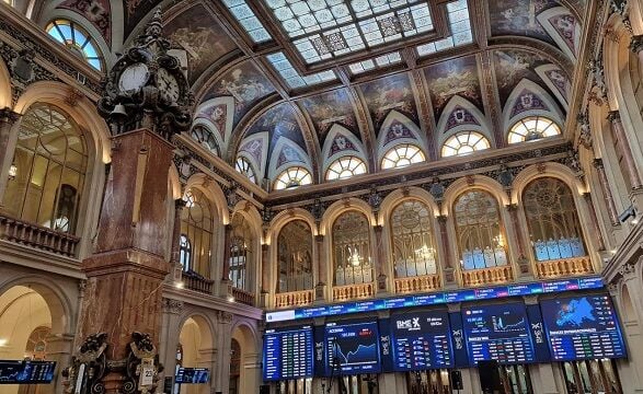el-ibex-35-intenta-conquistar-los-13500-puntos-de-la-mano-de-cellnex-y-la-banca